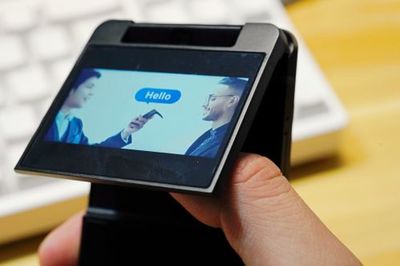 訊飛雙屏翻譯機(jī):雙屏+領(lǐng)夾麥+無需操控 翻譯機(jī)的終極形態(tài)?