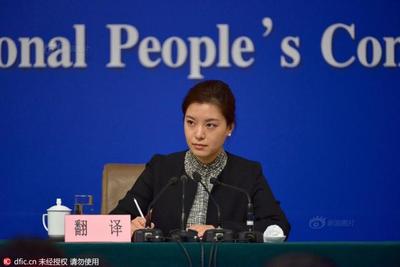 發改委記者會舉行 美女翻譯吸睛